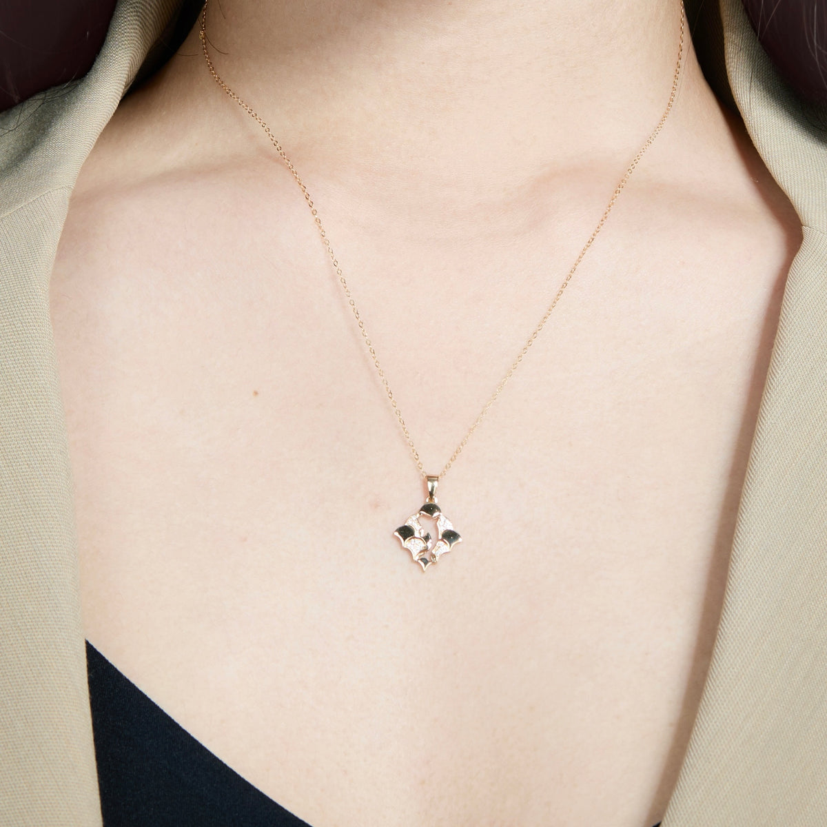 Koi auf goldener Wellenkette