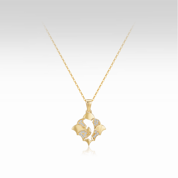 Koi auf goldener Wellenkette